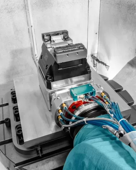 Připojení k hydraulickému svěráku na stole CNC frézky